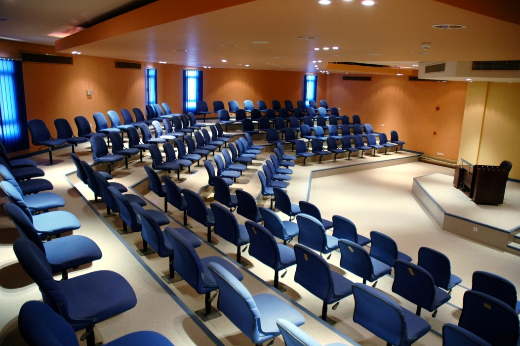 الأثاث المعدني