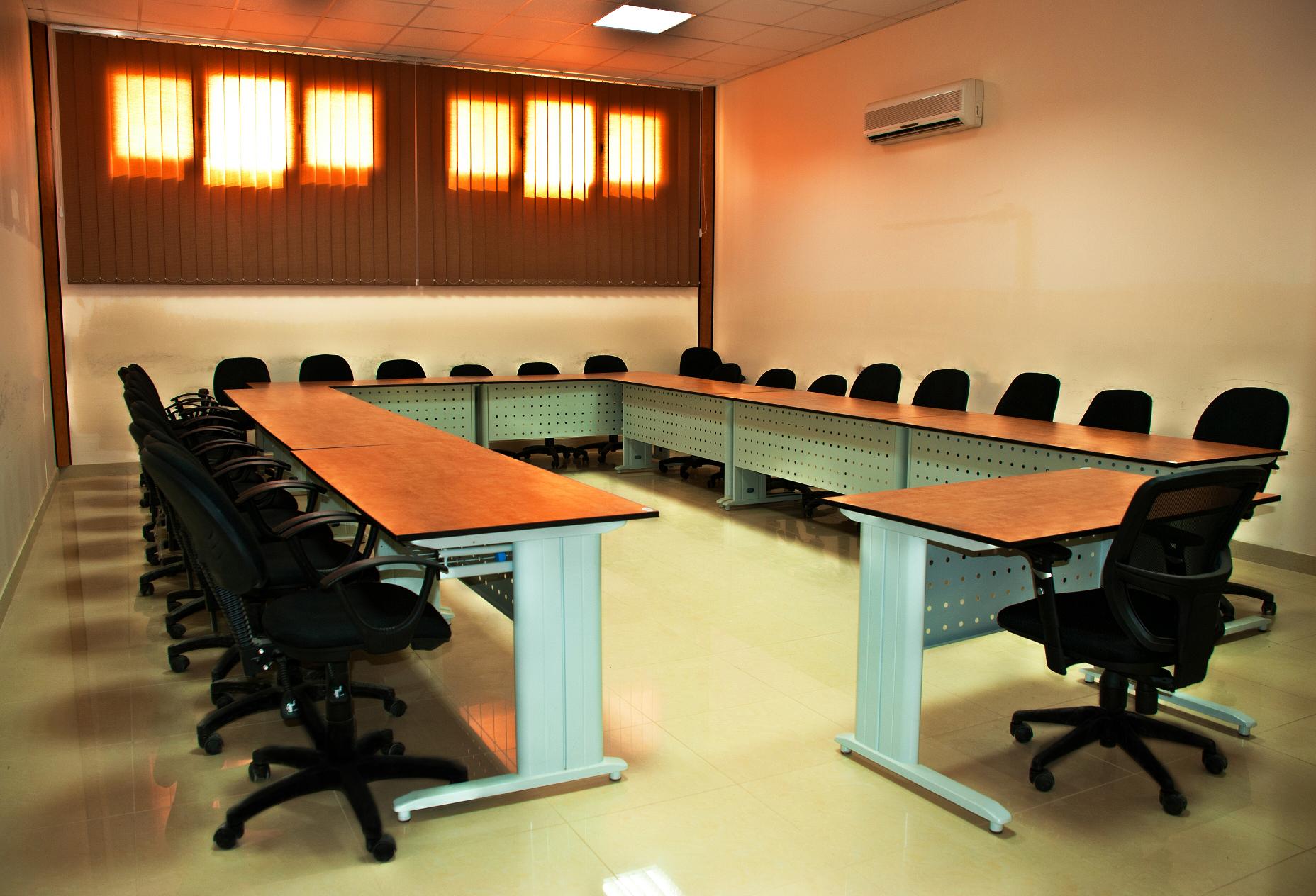 الأثاث المعدني